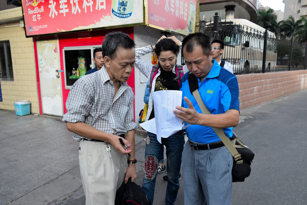 人员陆续到来开始签到