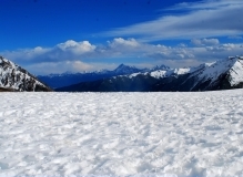 更喜泯山千里雪