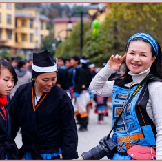 白裤瑶节来了一位美女摄像师