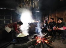 【苗族人家年夜蒸糯饭】