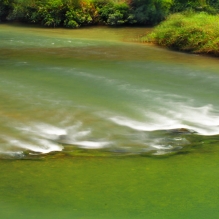 小河流水